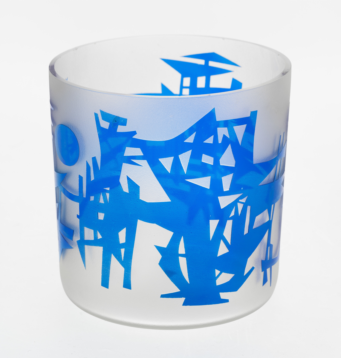 Sylindrisk vase i klart glass som er mattet, og dekorert med et geometrisk blåfarget relieff i overfangsteknikk.