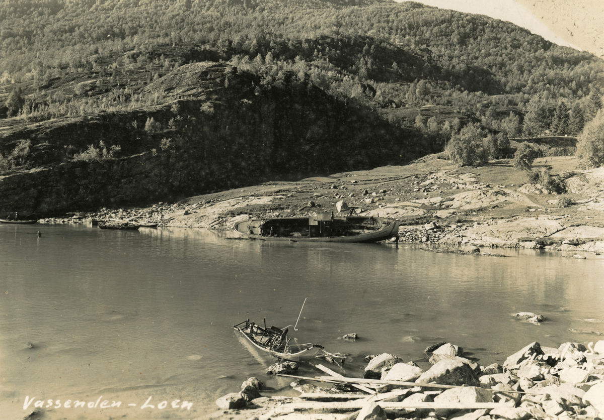Motiv fra rasulykka i Lodalen 1936. Båten "Dølen" ligg skylt på land.