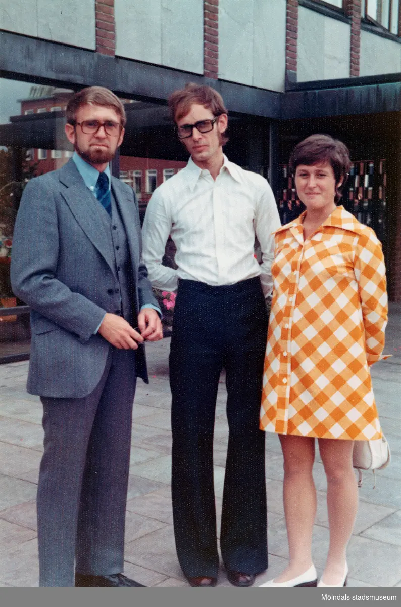 Brudgummen Esbjörn Hansson står utanför Mölndals stadshus, tillsammans med vittnena Roger och Margareta, efter giftemålet 1973-09-29.