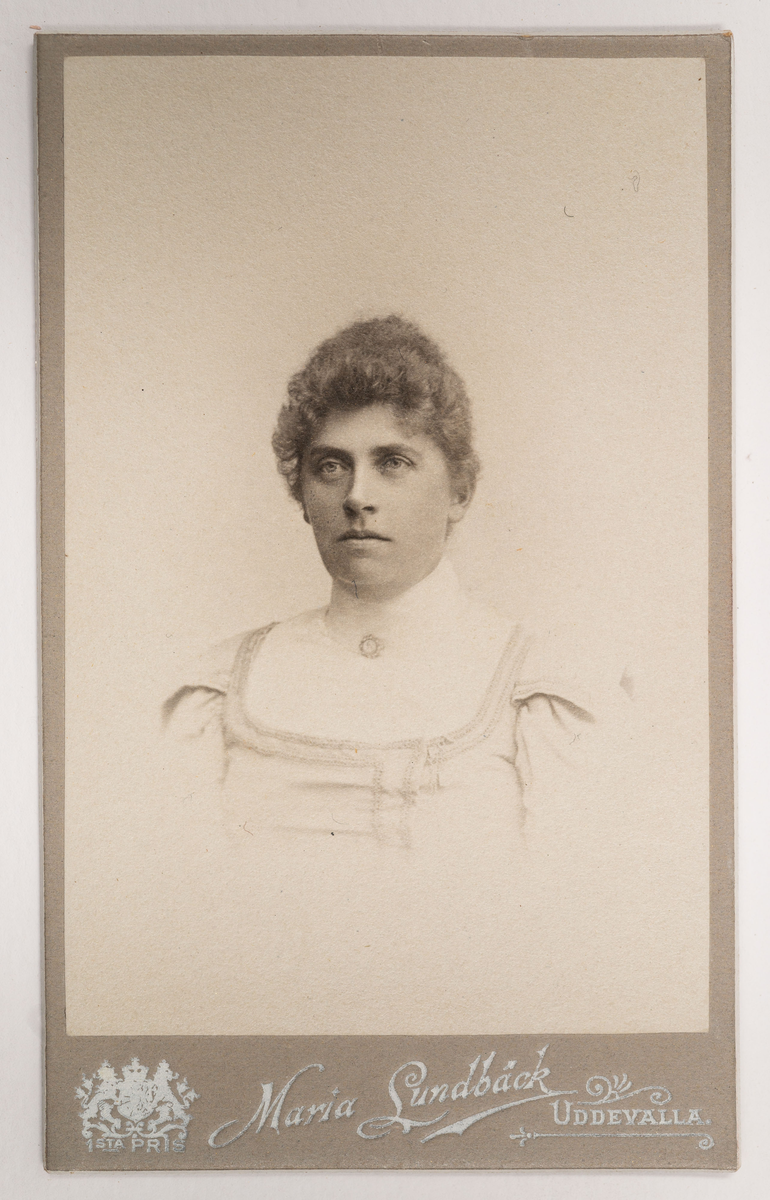Visitkortsporträtt av okänd kvinna. Fotografiet sitter i fotoalbum som tillhört Gertrud Zachau. Fotografiet sitter på sida 37.