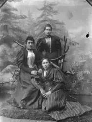 Gruppeportrett av tre kvinner