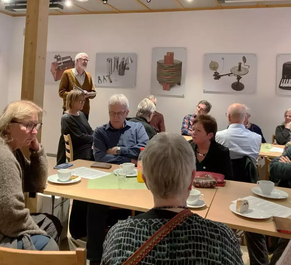 En mann holder foredrag foran en gruppe mennesker inne på Museumssenteret Ramsmoen.