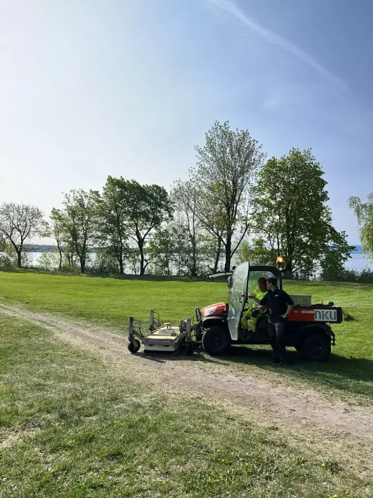 Georadar festet på en liten traktor, fotografert utendørs på Domkirkeodden.