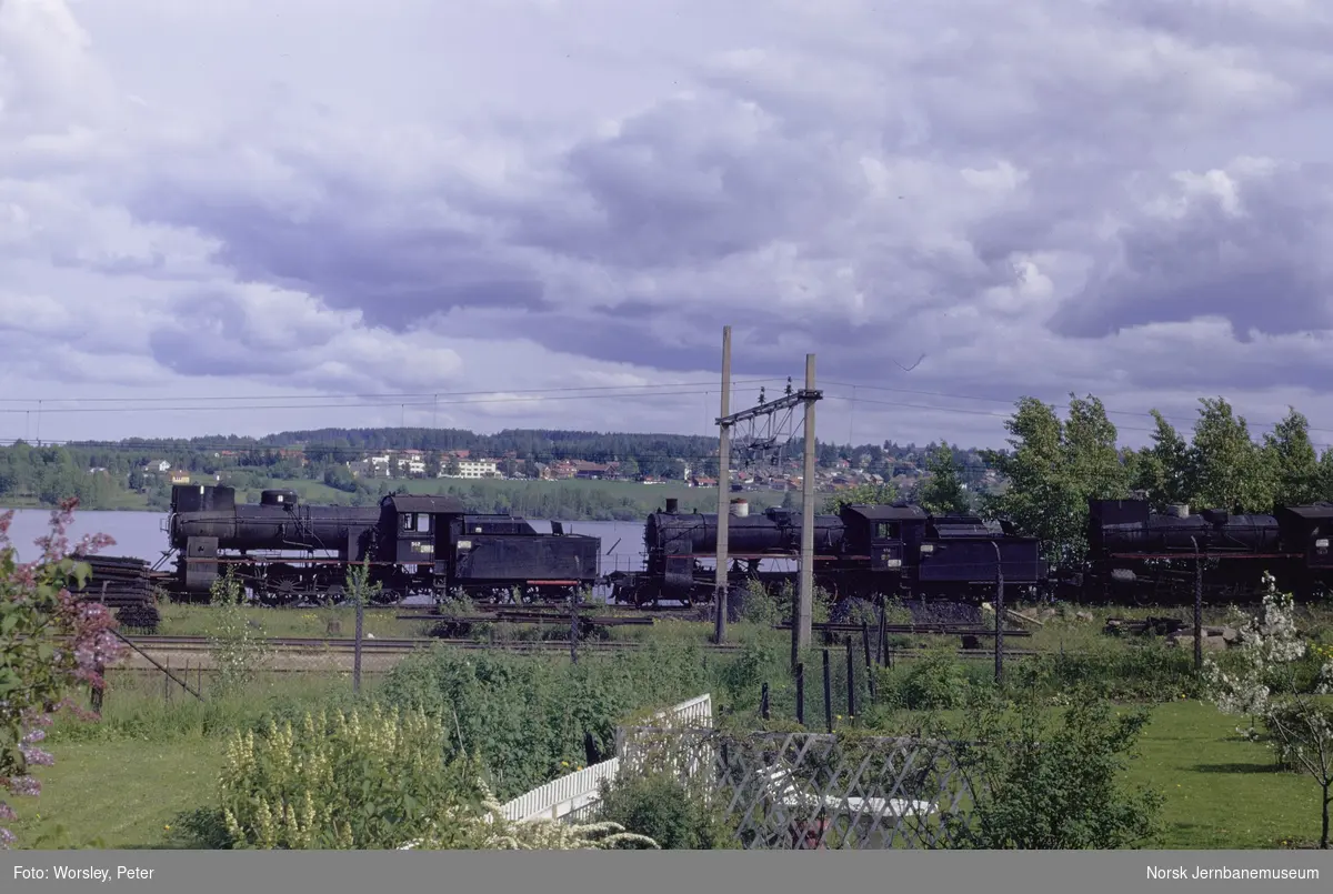 Utrangerte damplokomotiver på Hamar stasjon, type 30b nr. 362 (t.v.) og type 26c nr. 412