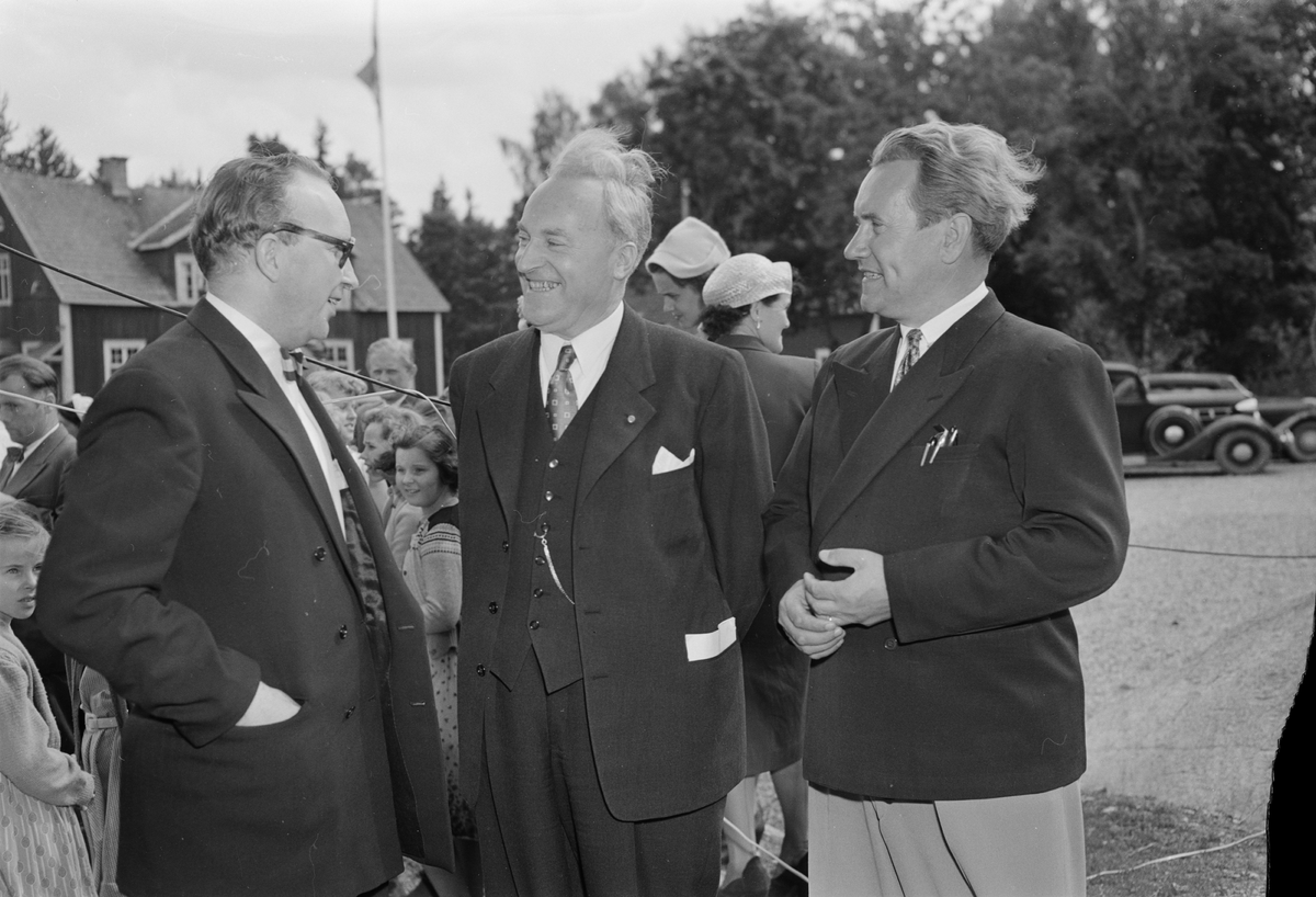 Henning Öberg, Hjalmar Ahlberg och Viktor Wisme vid Olandsskolan.