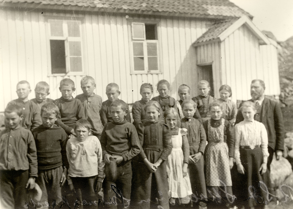Skolebarn i Stapnes skolekrets samlet foran skolebygningen for gruppebilde.