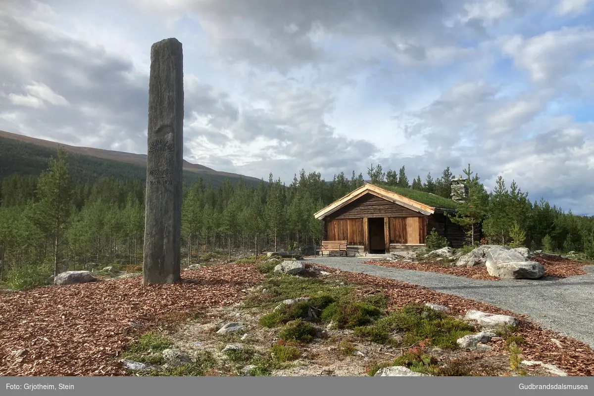 Fel-jakupstugu og minnesteinen over Fel-Jakup etter at dei vart flytta til sørsida av Bångråttjønn i 2021