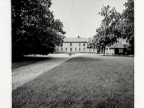 Lindhovs kungsgård, mangårdsbyggnaden från 1838 med en av flyglarna från 1806 till vänster. Gårdens historia är dock betydligt äldre då den ligger på platsen för stadsbildningen Ny Varberg, som brändes ned 1612. Befolkningen flyttades till Platsarna vid Varbergs fästning.