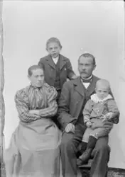 Mathias Mortensen med familie