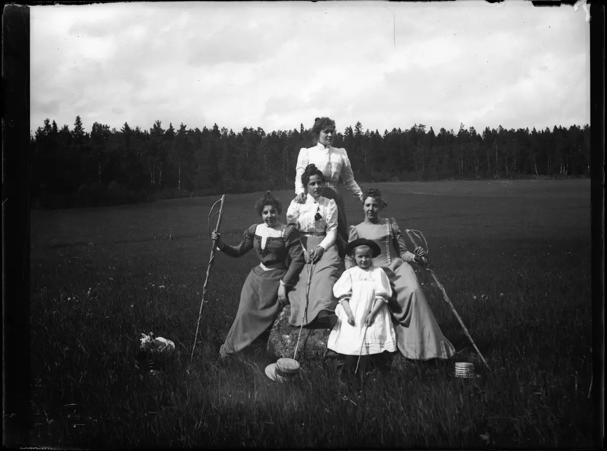 Bilden är troligen tagen på Sätra äng i Danderyd av Axel Pehrson som bodde eller hade sommarställe i "Sjöstugan". Sjöstugan var en mindre villa som låg vid Sätra äng.
Glasplåten låg i ett kuvert som hade bildtexten:
"På "Räfängen", vägen till Danderyd den 25 juni 1899."
