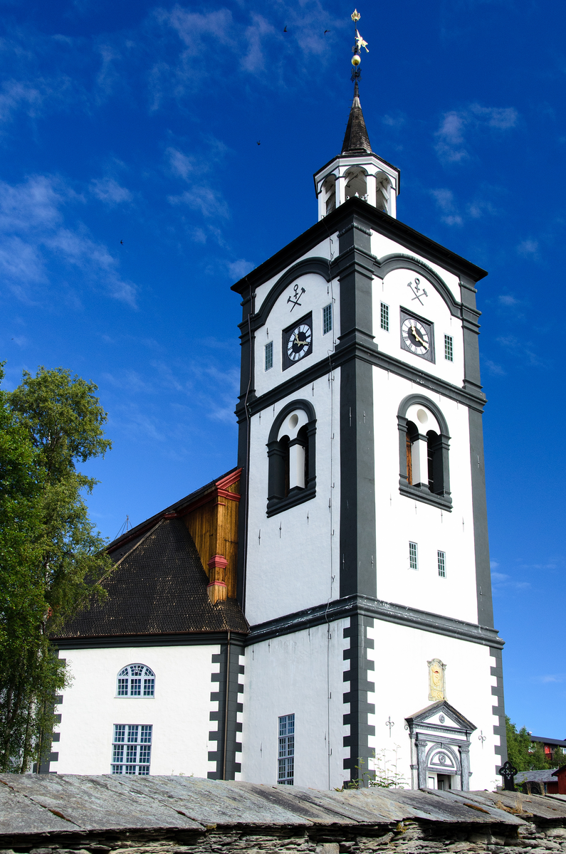 Røros kirke fra 1784 har et langstrakt åttekantet grunnplan med kortilbygg. Det mest øyenfallende ved kirken er det høye kirketårnet, som er et velkjent symbol for Røros. Kirken er utvendig hvitkalket med grå detaljering. Byggingen av Røros kirke var et prestisjeprosjekt, og den ble et av de mest storslagne kirkebygg i Norge på denne tiden.

Kirkerommet er langstrakt med stort tønnehvelvet tak. Interiøret er lyst og dekorert med malte marmoreringer. Det er gallerier i to etasjer som bæres av kraftige, marmorerte tresøyler. Alterveggen har en markant komposisjon, med prekestolen plassert over alteret og orgelet over prekestolen.

Altertavlen med bilde av Nattverden skal være malt av tegnelærer Johan Jørgen Lyng i 1782. Orgelet er et av landets eldste barokkorgler. Kongelosjen er prydet med kobberverkets merke, og riksløven og er plassert over hovedinngangen, midt i mot prekestolen. Kirken har flere malerier, de fleste portretter av prester og andre prominente personer. Over inngangen mot nord henger et maleri fra den gamle kirken, som forestiller David med harpen og kong Salomo.

Kilder:
Sørmoen, Oddbjørn: Kirker i Norge 2, Oslo 2001