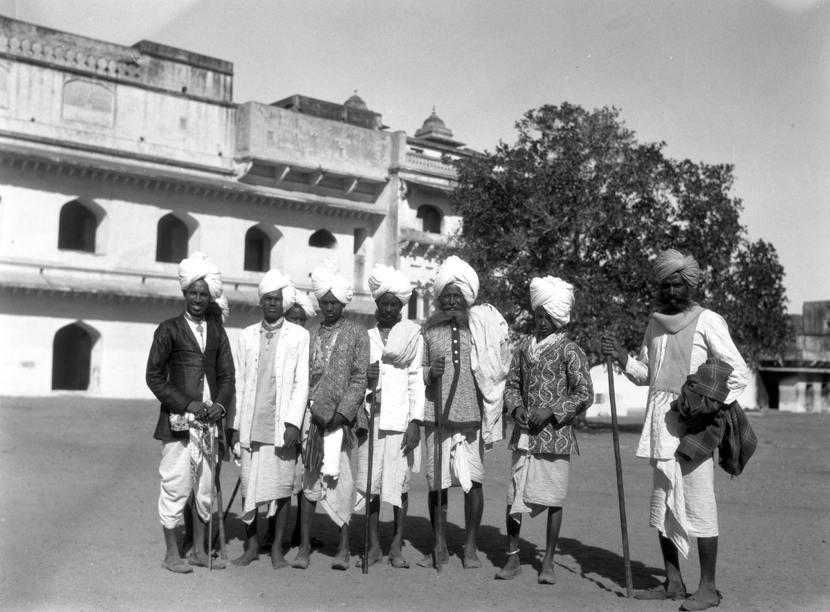 Gruppe med pilgrimer, Kumbakonam eller Udaipur? Fotografi tatt i forbindelse med Elisabeth Meyers reise til India 1932-33.