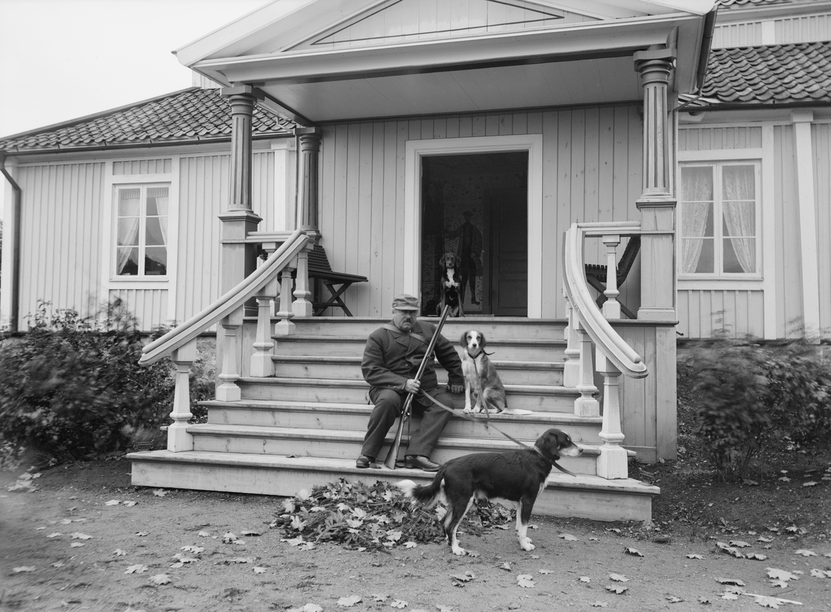 Esbjörn Pontin på trappan till Liljeholmen i Blåvik. Godset som han förvärvat 1894 hade råkat i förfall och efter kostsamma försök att ställa det i ordning valde han vidare att sälja gården till Boxholms AB. Istället lät han uppföra en starkt påminnande herrgårdsbyggnad invid sitt stamgods Schedevi i Tjärstad socken. Nybygget kom även det att heta Liljeholmen och fungera som makarna Pontins bostad på ålderdomen. Långt senare kom herrgården säljas till dåvarande Örebromissionen som där startade Liljeholmens folkhögskola. Odaterad bild från omkring år 1900.
