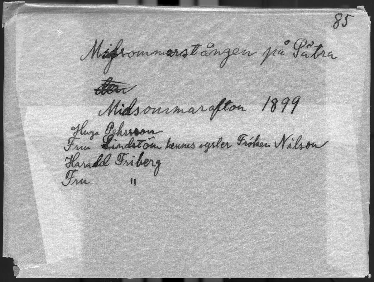 "Midsommarstången på Sätra, midsommarafton 1899.
Hugo Pehrson, fru Lindström, hennes syster fröken Nilsson, Harald Friberg, fru Friberg."
Fotografiet är troligen taget av Axel Pehrson som hade sommarställe i Sjöstugan, Sätra.