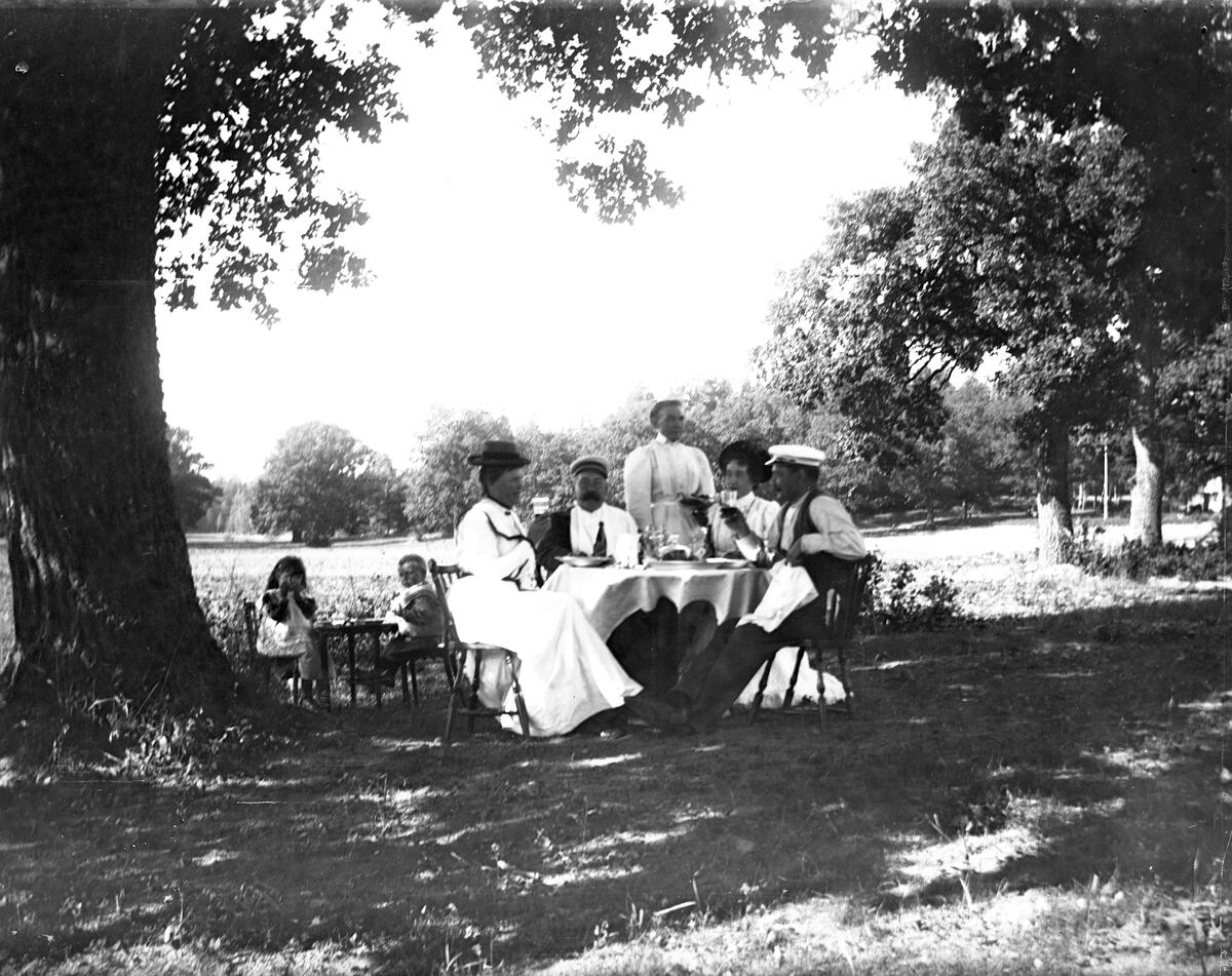 "Herrskapet Bergren äta middag på Sätra den 29 juli 1900."
Fotografiet togs av Axel Pehrson som hade sommarställe i Sjöstugan på Sätra.