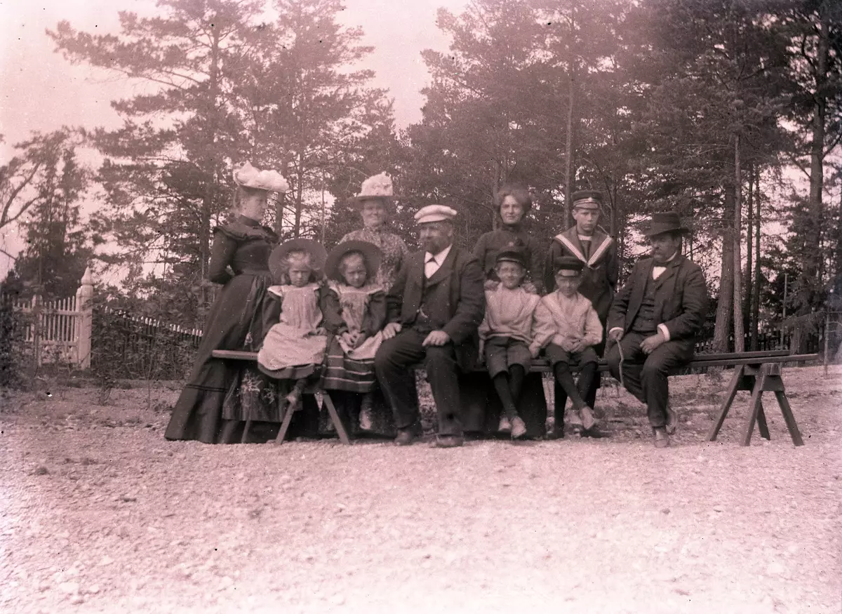 "Grupp på Borganäs. Den 25 augusti 1901."
Foto troligen taget av Axel Pehrson som hade sommarställe i Sjöstugan, Sätra äng, Danderyd.