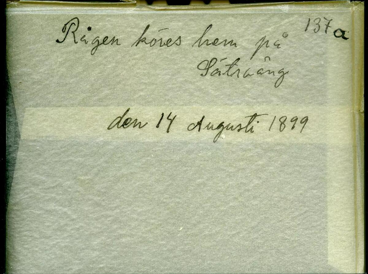 "Rågen köres hem på Sätraäng. Den 14 augusti 1899."
Fotot troligen taget av Axel Pehrson, sommargäst vid Sjöstugan, Sätra äng, Danderyd.