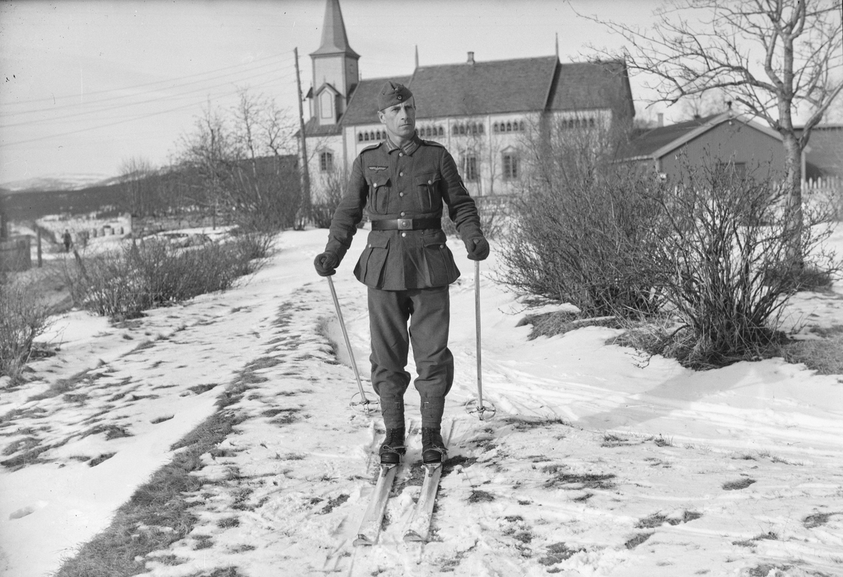 Portrett av tysk soldat på ski foran Alvdal kirke