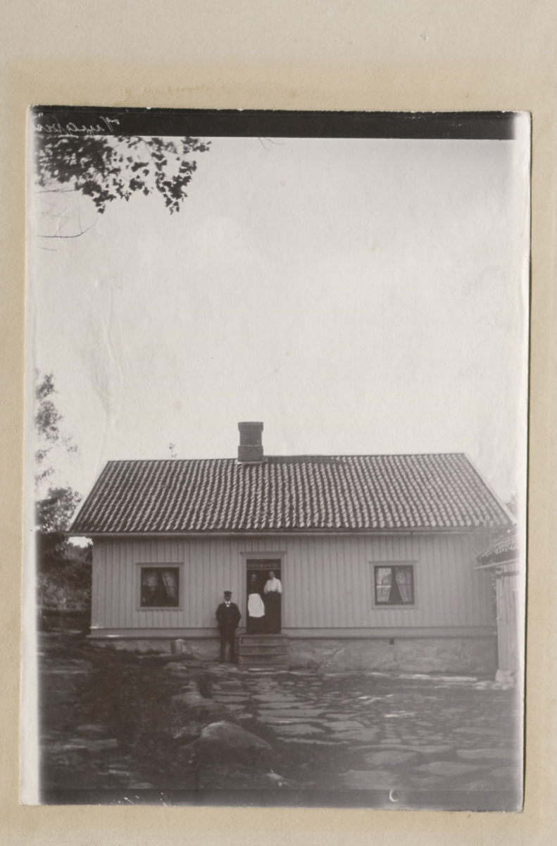Tre personer står vid Heljered Mellangård "Ordförans" okänt årtal. Från vänster: lantbrukaren David Johansson (1882 - 1953), systern Hulda Johansson och hustrun Davida Johansson (1888 - 1931, född Karlsson).