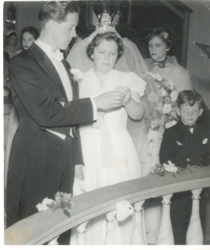 Bröllop i Bollebygd kyrka år 1956 mellan Lennart Johansson (1926 - 2014), Heljered Mellangård, och Eivor Johansson (1931 - 2001). Eivor arbetade i många år som församlingspedagog inom Svenska kyrkan i Kållered.