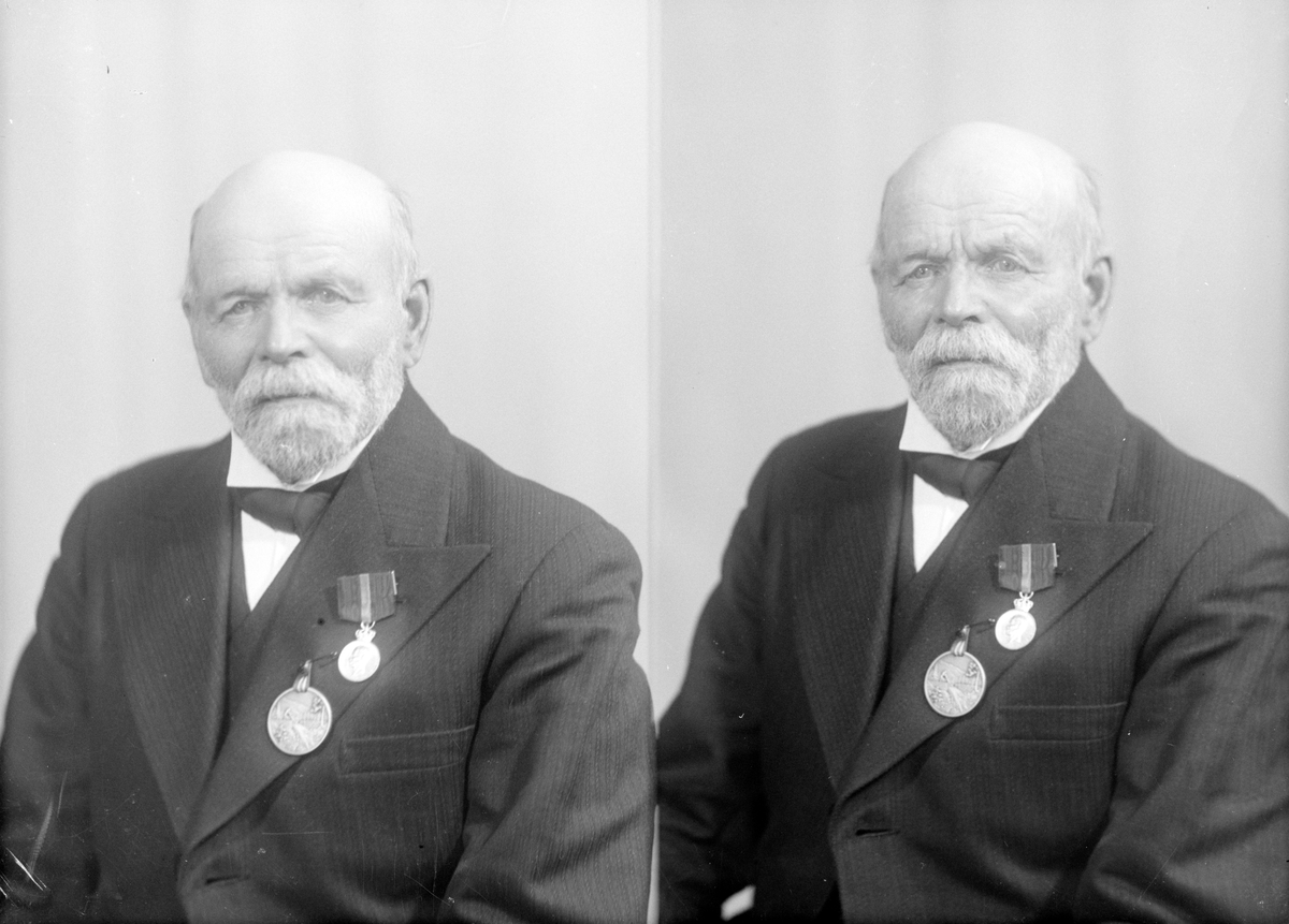 Portrett av eldre mann med medaljer