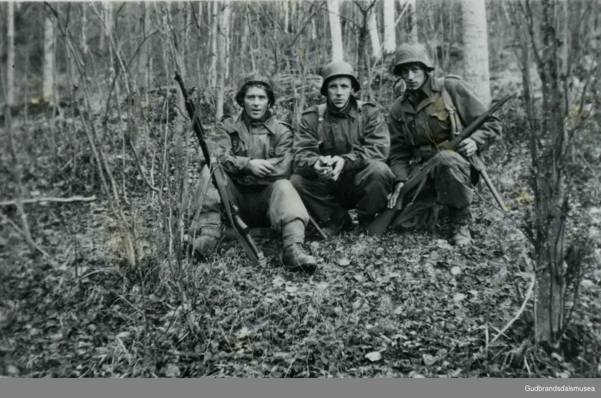 Gruppe med miliære

Første eier av foto; Ola Odnes 1922-2020, Vågå. Innlånt og skænna fra Kari Margot Odnes 2023