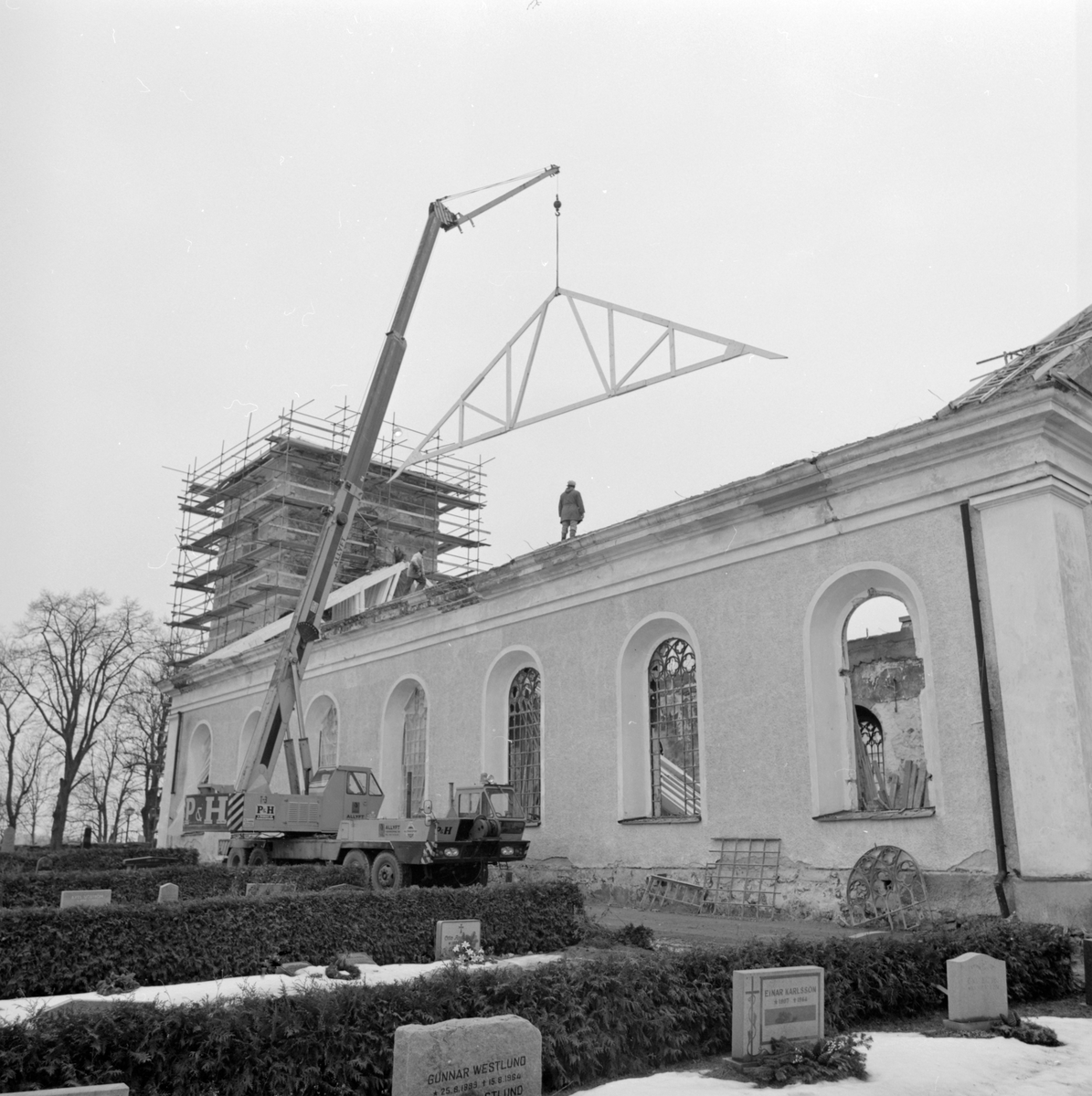Den i mars 1977 brunna kyrkan i Västra Husby får nya takstolar under återuppförandet. Innan byggnadsarbetet startade hade man genomfört en arkeologisk utgrävning av lämningarna från den medeltida kyrka som tidigare fanns på platsen. Resultaten kunde, om inte styrka, visa på att den tidigaste stenkyrkan mycket väl kan ha invigts år 1186, som sägnen omtalar. Stenkyrkan har dessutom föregåtts av en träkyrka.