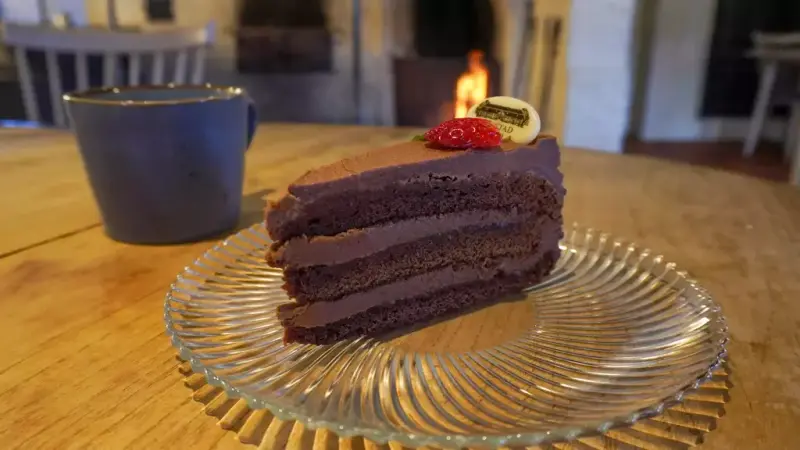 Et stykke sjokoladekake og en kopp kaffe. 
