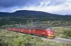 Diesellokomotiv Di 3 617 med persontog fra Trondheim til Dom