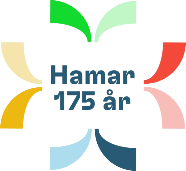 Logo med blå skrift "Hamar 175 år" i midten av fire "vinger" i hhv. to gulnyanser, to grønnyanser, to rødnyanse og to blånyanser rundt.