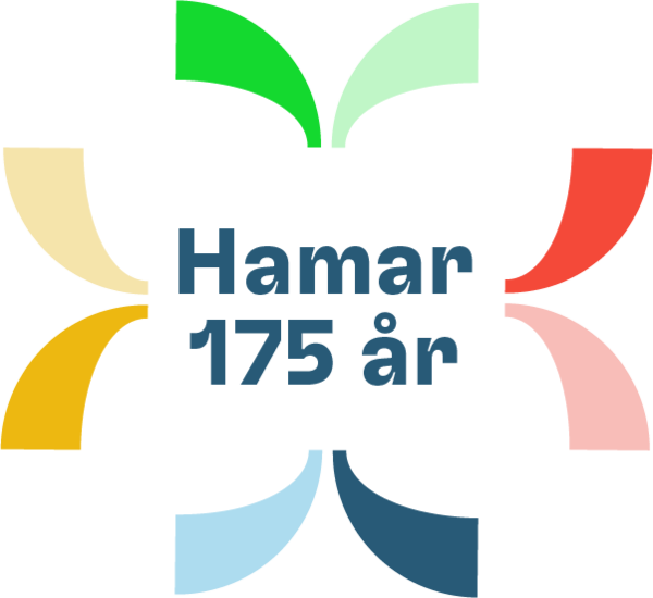 Logo med blå skrift "Hamar 175 år" i midten av fire "vinger" i hhv. to gulnyanser, to grønnyanser, to rødnyanse og to blånyanser rundt.