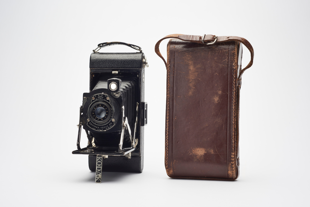 No. 1 A Pocket Kodak junior r et foldingkamera for 116 film, produsert 1929-32. Kameraet med etui var eid og brukt av kronprinsesse Märtha.