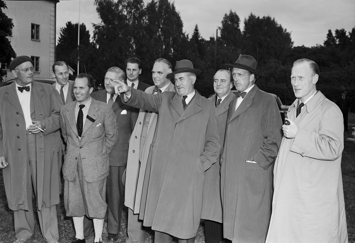 En grupp män intresserade av idrottsplatser, Uppsala 1951