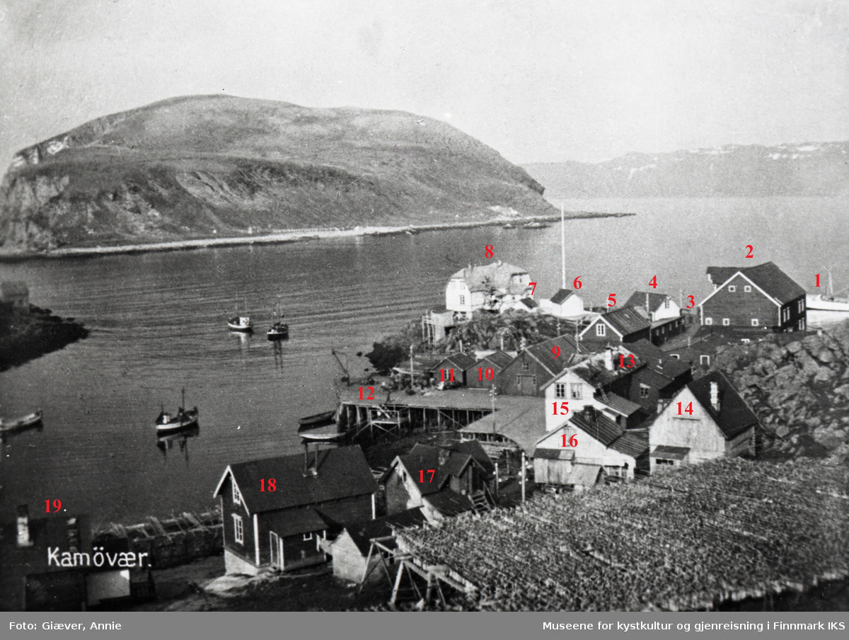 Kamøyvær. Handelsmann Christian Bruuns hovedgård med fiskehjeller, bygninger og kai. Store Kamøya med bebyggelse i bakgrunnen. 1924.
