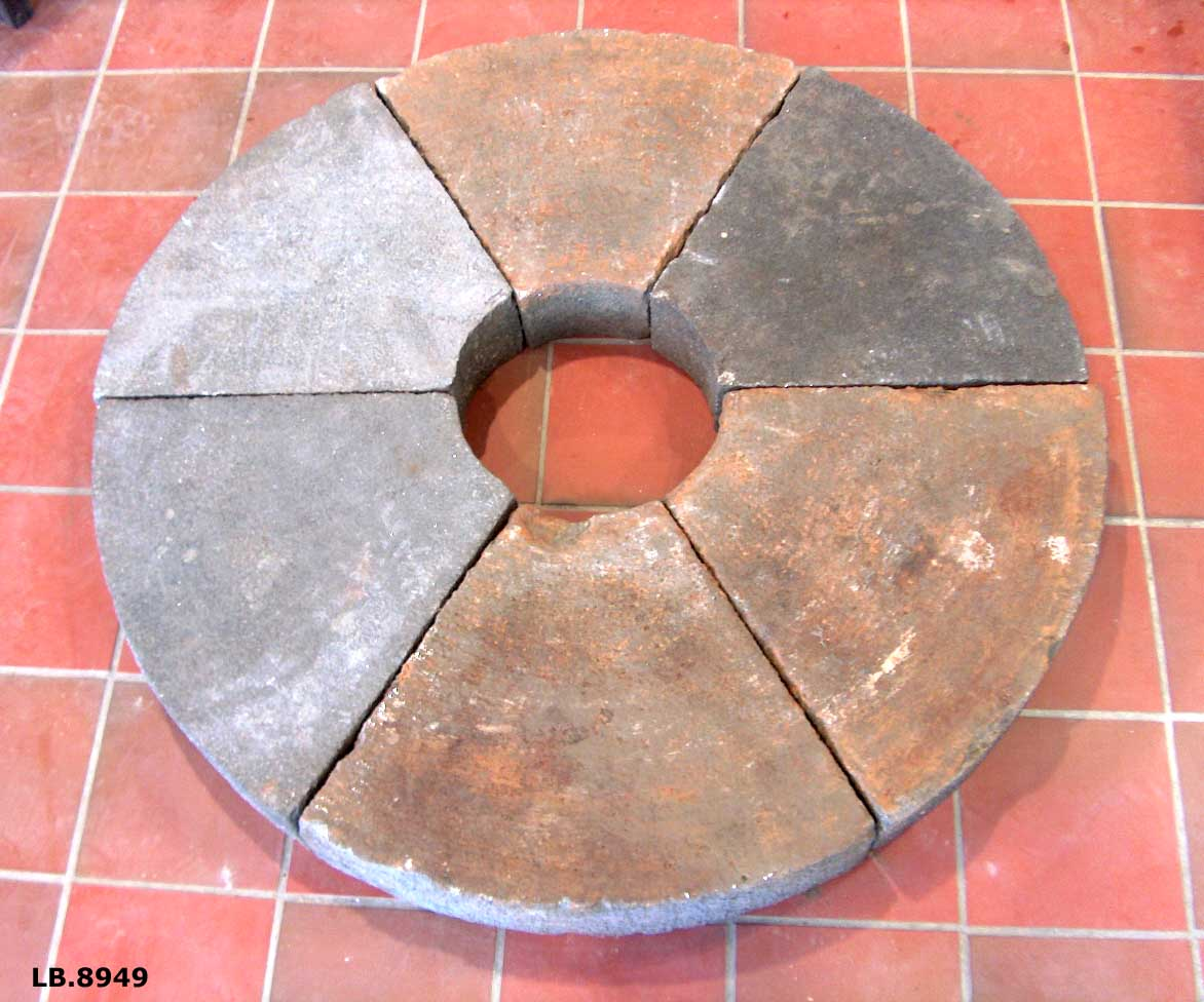 Slipeskive samansett av 6 delar og ring av jern.