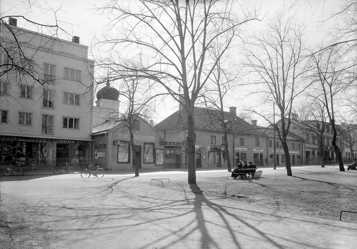 Storgatan i Linköping 1942. Kvarteret Dykaren i blickfånget stod vid tiden för en omfattande omdaning. Från vänster tränger den moderna tiden fram och vid mitten av decenniet var den lågskaliga huslängan ett minne blott. I bildens mitt skymtar den klassiska biografen Mohriska.