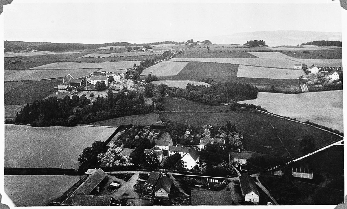Nærmest er Rognstad, bakerst til venstre Vestre Balke og til høyre Kirke Balke.
Bildet er tatt fra fly.
