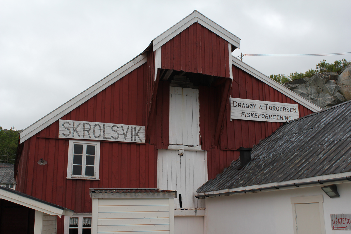 Fiskebruket Dragøy og Torgersen i Skrolsvik er et gammelt bygningsmiljø der eldste deler av bygningen er fra ca. 1870.