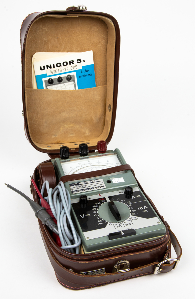 Uri-meter Goerz 5s. Urimetern förvaras i en läderväska. I väskan ligger även en rem, två mätkablar och i locket sitter en bruksanvisning.