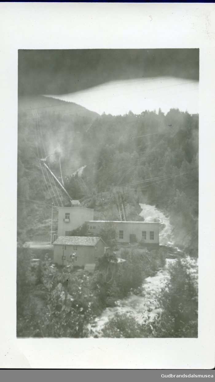 Tessa kraftstasjon, Tessand

Første eier av foto; Ola Odnes 1922-2020, Vågå. Innlånt og skænna fra Kari Margot Odnes 2023