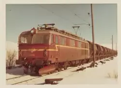 Elektrisk lokomotiv El 14 2170 med kisvogner ved Hjerkinn på