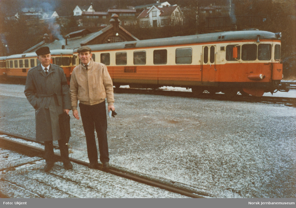 To pensjonerte lokomotivførere på Flekkefjord stasjon på siste driftsdag på Flekkefjordbanen