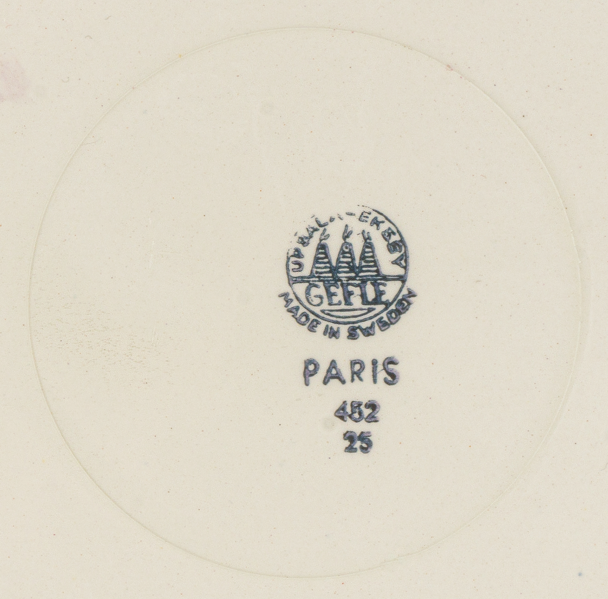 Falt tallrik i flintgods, modell AS, dekor Paris, påfågeldekor i polykromt tryck. Dekoren skapad av chefsdekoratör Eugen Trost 1952.
