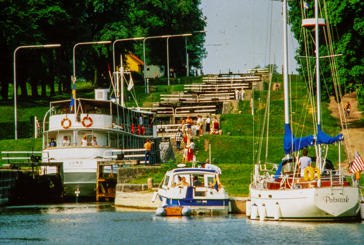 Juno slussas vid Bergs slussar i Göta kanal. Slusstrappa. 
Sommar vid Bergs slussar utanför Linköping.

Bilder från staden Linköping digitaliserade från diapositiv. Bilderna är från 1970-1990-talet.