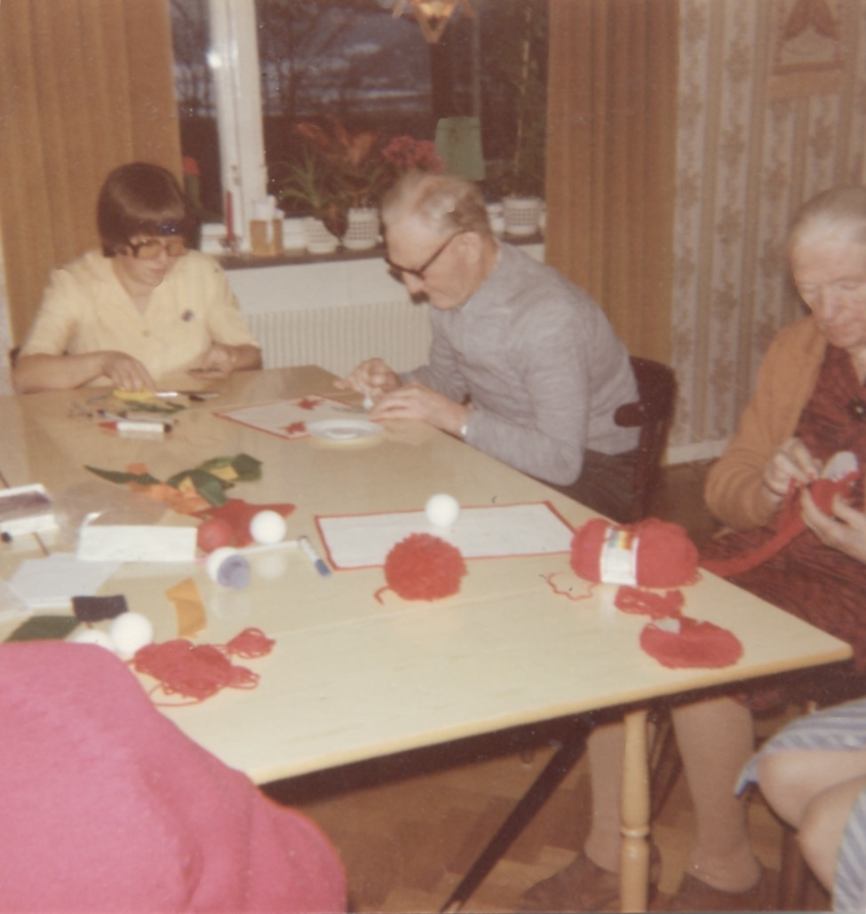Terapi för de boende och personal (namnuppgifter saknas) i Brattåshemmets matsal 1970-tal.