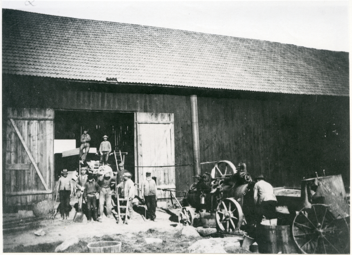 Kolbäck sn, Skälby gård.
Tröskning på Skälby gård, 1918.
