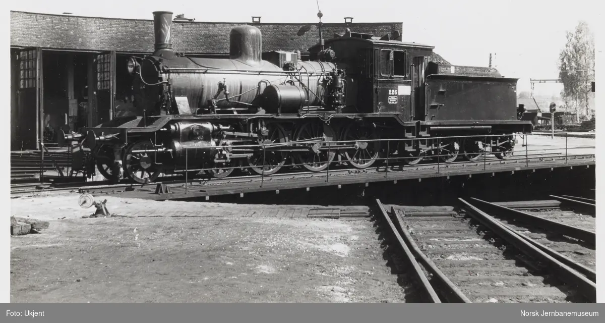 Damplokomotiv type 18c nr. 226 på svingskiven ved lokomotivstallen på Hamar stasjon