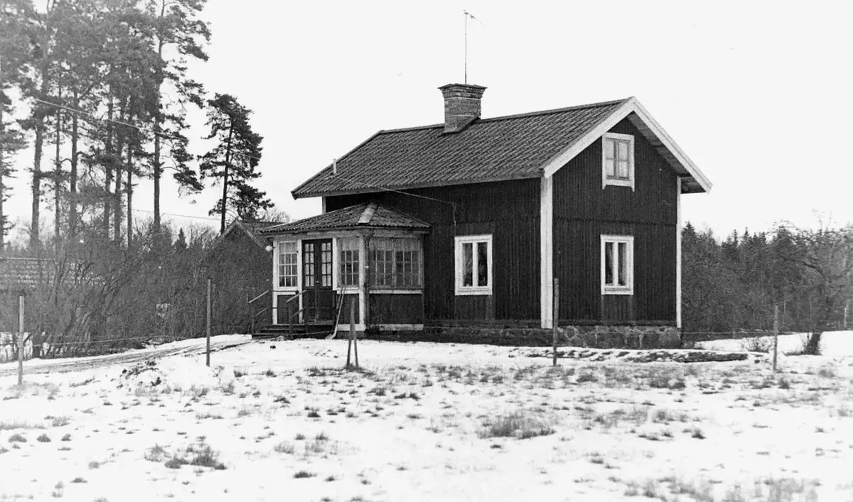 Fridhem avstyckades från Rudkälla 1893 som undantag i samband med att jordbruket överlämnades till nästa generation. Bostadshuset vid Fridhem är om- och tillbyggt under 1980-talet.