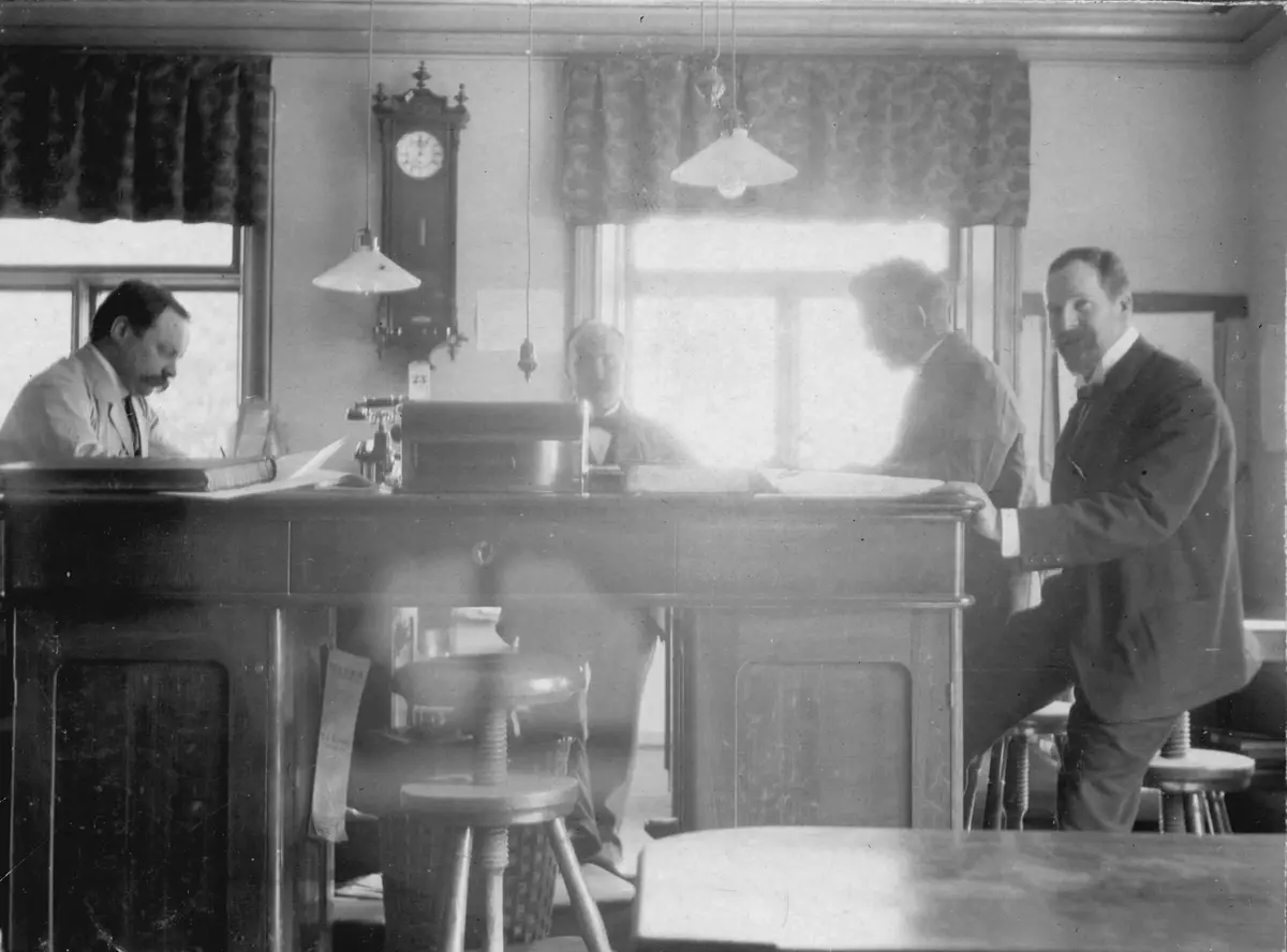 Kontoret. Från vänster kamrer Sven Lundberg, kassör Petrus Eklund. Lundberg var kamrer vid bruket mellan 1896 och 1942, hans far hade innehaft tjänsten som bruksinspektor vid Nykvarn. Petrus Eklund bodde i Nykvarn mellan 1911 och 1917.
