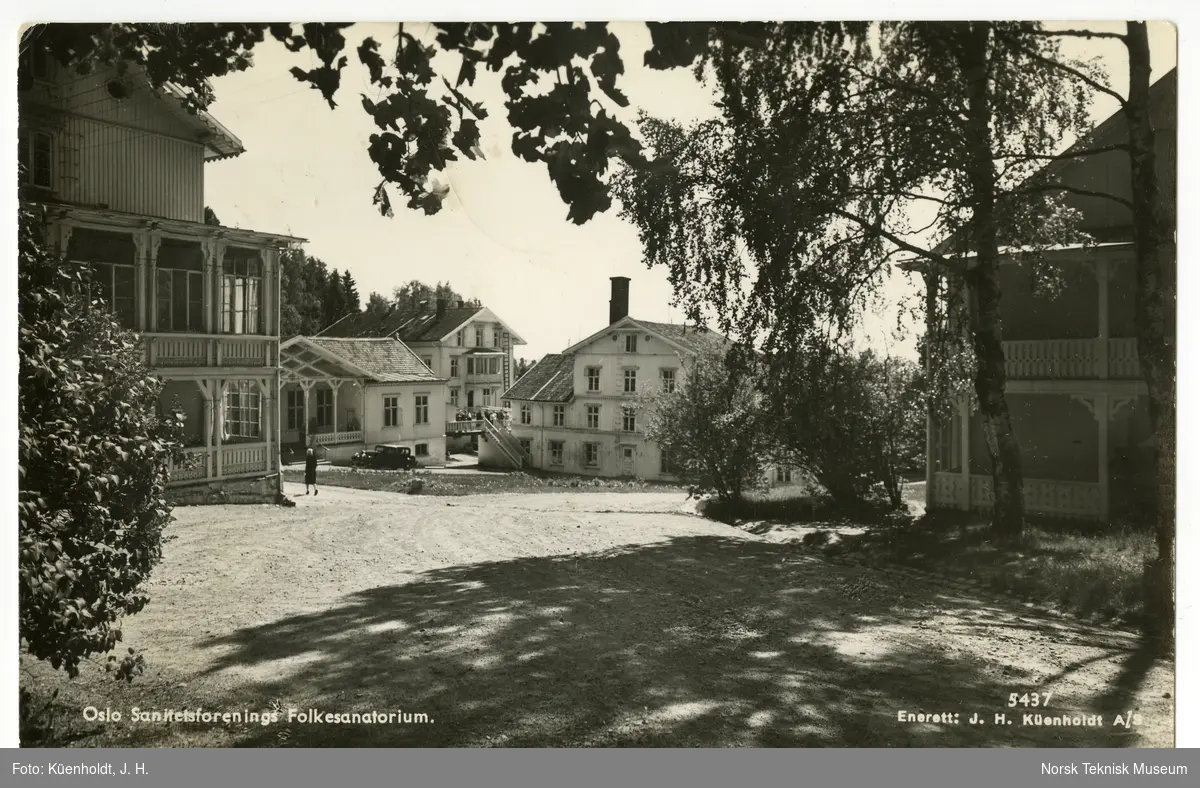 Postkort med utsyn over flere av bygningene på Oslo sanitetsforenings sanatorium for tuberkulose på Grefsen.